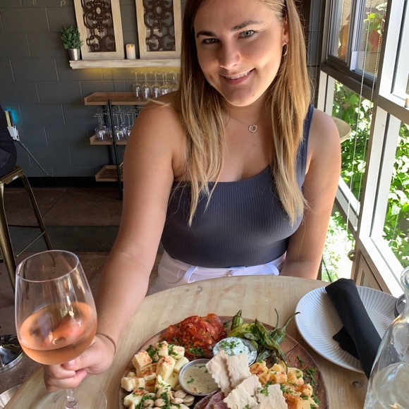 Meet your Posher, Kristina - Picture 4 of 4